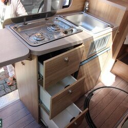 Knaus Boxstar Lifetime 600 2017 interieur keuken open (2).JPG