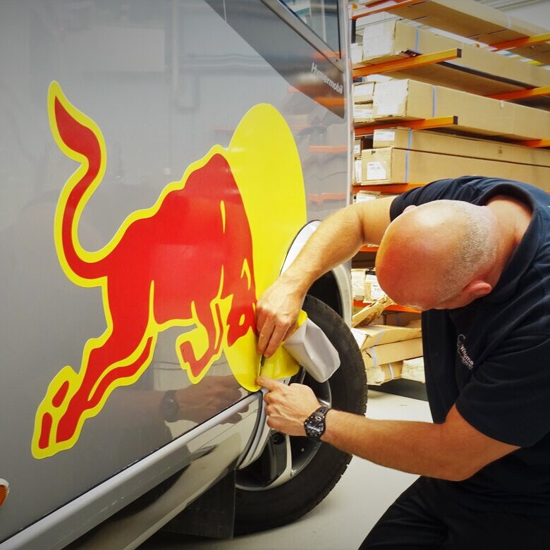 Arno plakt de Red Bull stickers ivm lastige randjes