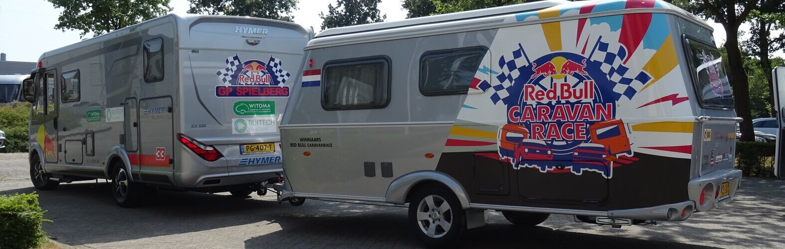 De Red Bull CaravanRace Eriba Touring Troll 530 hangt achter de Hymer Exsis