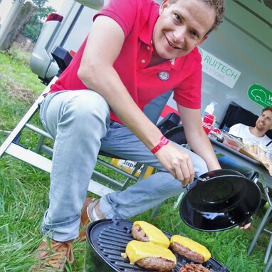 Dikke burgers op de BBQ voor de Hymer Exsis-i 588