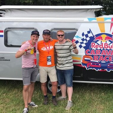 Ron Vermeule van Hymer tussen Team Double Shoey de winnaars van de CaravanRace