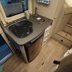 Hymer-Exsis-T-474-04-keuken (1).JPG