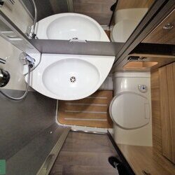 Hymer-Exsis-T-474-06-badkamer (1).JPG