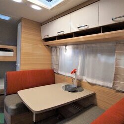 Dethleff-Camper-530-FSK-02-interieur-2020-Witoma (11).JPG