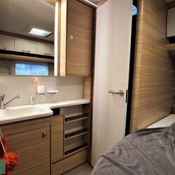 Dethleff-Camper-530-FSK-05-badkamer-2020-Witoma (2).JPG