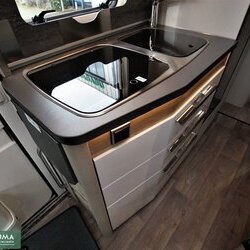 Hymer-Exsis-T-580-pure-04-keuken (1).JPG