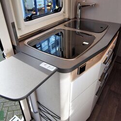 Hymer-Exsis-I-580-04-keuken (1).JPG