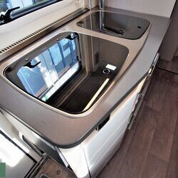 Hymer-Exsis-I-580-04-keuken (2).JPG