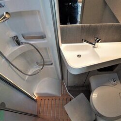 Hymer-Exsis-I-580-06-badkamer (1).JPG