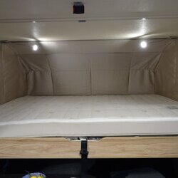 Hymer-Exsis-I-474-08-hefbed cabine (1).JPG