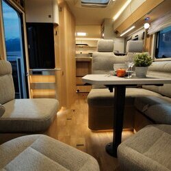 Hymer-BMC-I-600-White Line-03-binnenkant (1)-houtdecor-Grand-Oak.JPG