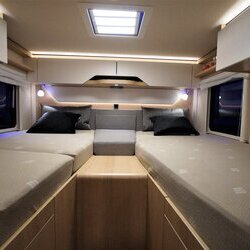 Hymer-BMC-I-600-White Line-05-Lengtebedden (1)-houtdecor-Grand-Oak.JPG