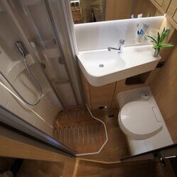 Hymer-BMC-I-600-White Line-06-badkamer (1)-houtdecor-Grand-Oak.JPG