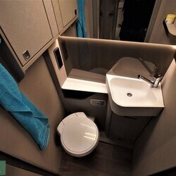 Hymer-Tramp-S-680-06-badkamer (1).JPG