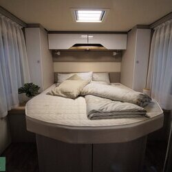 Hymer-Tramp-S-695-05-queensbed (1).JPG