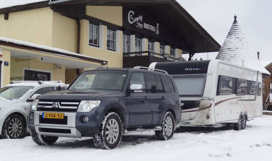 Pajero met caravan.jpg