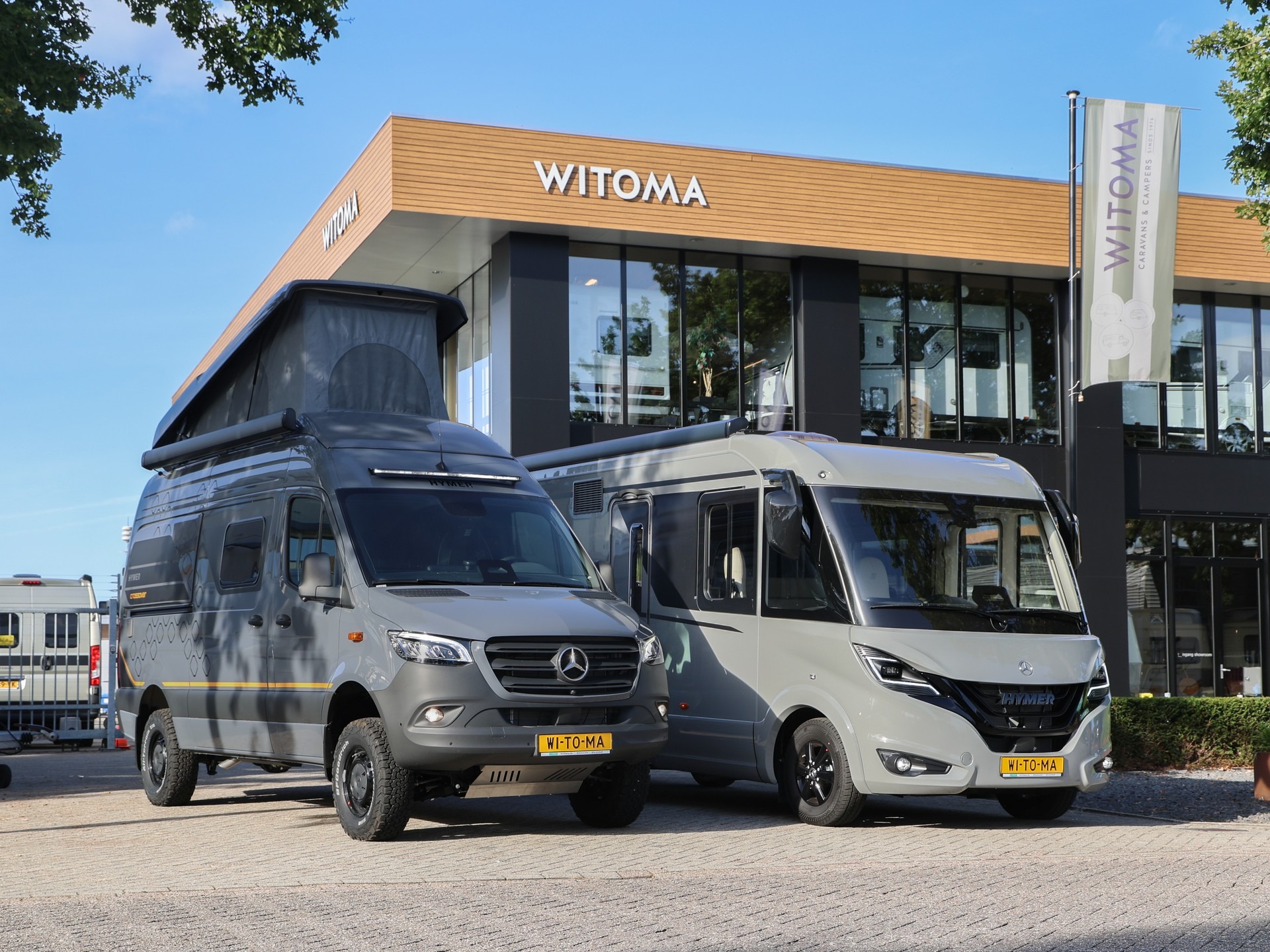 Hymer Grand Canyon-S Crossover 4x4 2027 en BML-i 780 Masterline 2027 Tarmac Grey op de oprit
