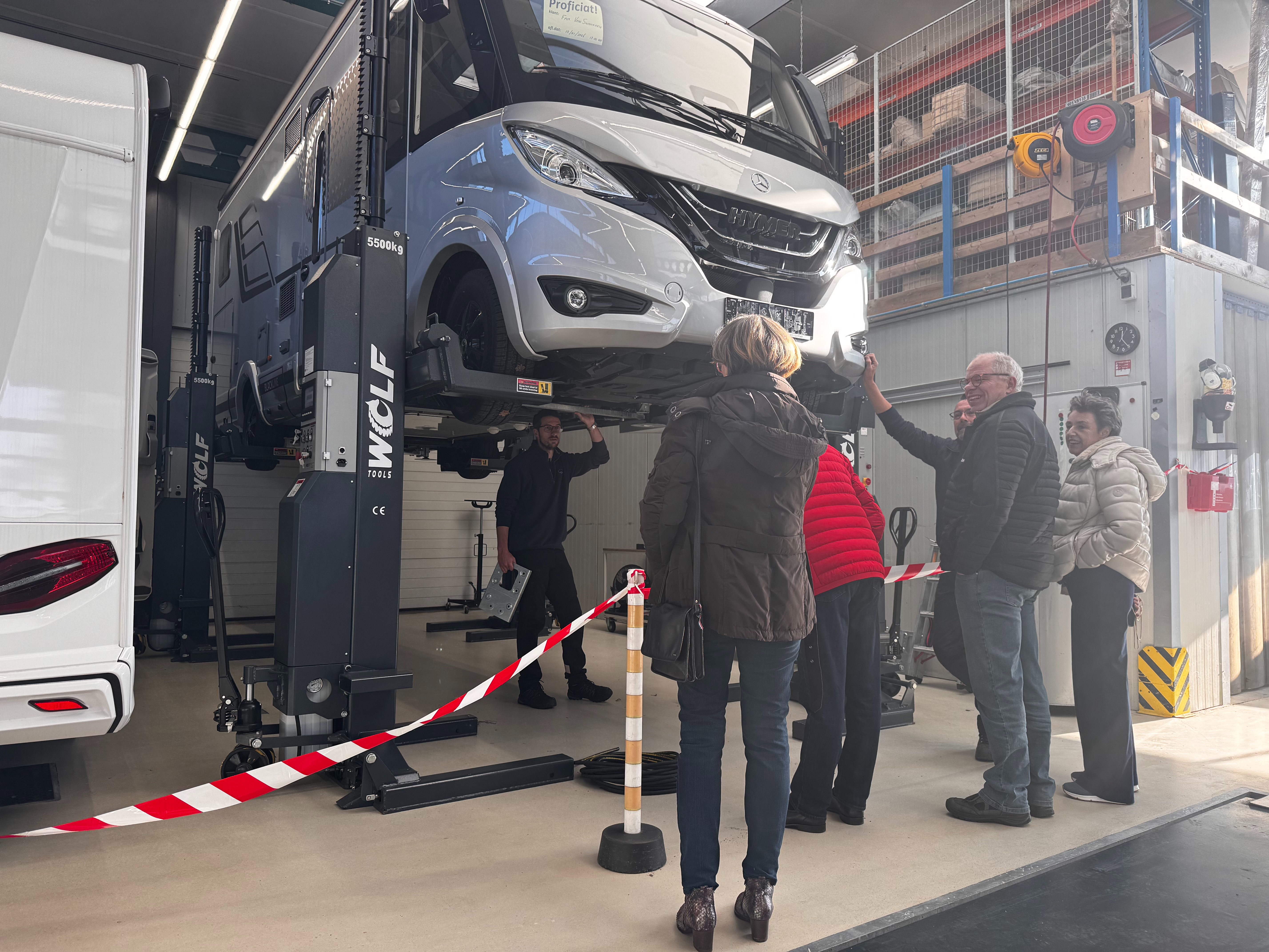 1783945087Chef werkplaats Marcel Adviseert klanten in de EHG gecertificeerde camper werkplaats