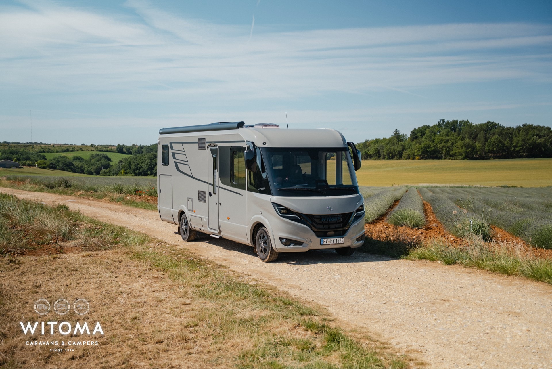 Hymer Masterline 780 model 2027 in Tarmac Grey rijd door het land richting Witoma?