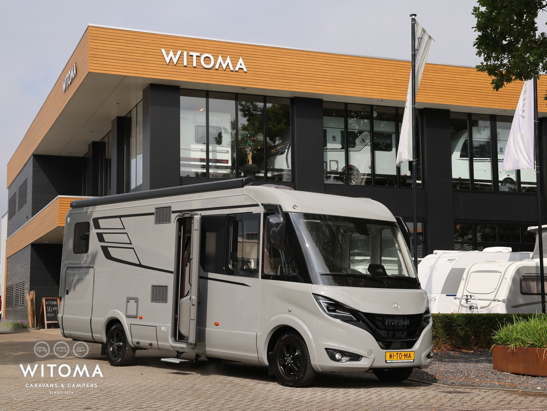 Hymer BML-i 780 Masterline 2027 in Tarmac Grey bij Witoma op de oprit