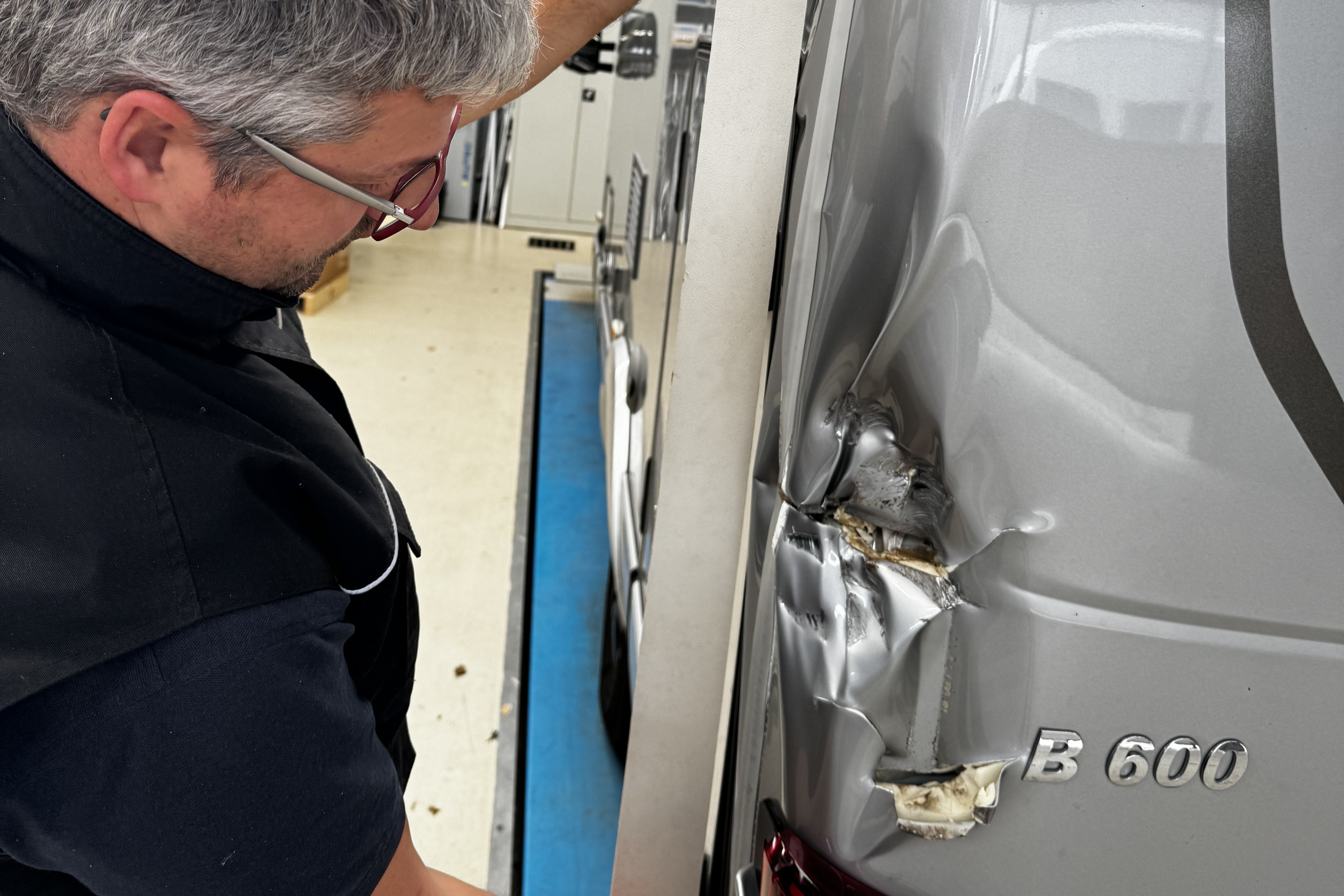 1758812723schade aan Hymer camper achterzijde